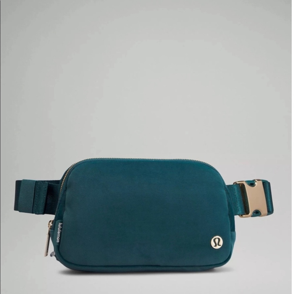 Lululemon Everywhere Belt Bag (jasper & gold)